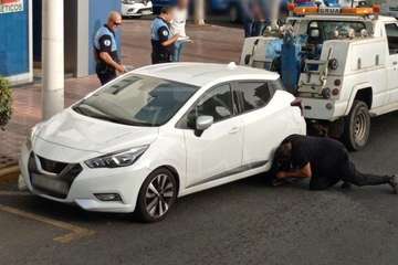 Un coche mal aparcado causa un caos circulatorio en Los Llanos al impedir el paso de una guagua/TA.